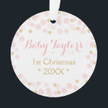 Baby Girl First Christmas Ornament, Dots d'or rose<br><div class="desc">Ce design sucré présente des points de confettis de parties scintillant rose et or pour célébrer le 1er Noël de Baby ! La collection de produits de coordination est disponible dans notre boutique, zazzle.com/doodlelulu*. Contactez-nous si vous avez besoin que cette conception s'applique à un produit spécifique pour créer votre propre...</div>