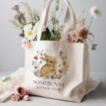 Baby shower Fleur sauvage de l'alimentation Sac fo<br><div class="desc">Quelqu'un t'aime sac fourre-tout ! Ce design présente un délicat bouquet de couronnes de fleurs sauvages peints à la main entourant un adorable petit lapin. Une belle combinaison de polices modernes et rustiques complète ce design sucré. Voir la collection entière pour plus d'articles correspondants !</div>