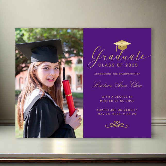 Baccalauréat en or violet du budget - Script offic (Budget Purple Gold Formal Script Photo Graduation Announcement)