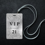 Badge Anniversaire parties scintillant argent gouttes mé<br><div class="desc">Un badge moderne, élégant et glamour pour une fête d'anniversaire de 21e (ou tout âge). Un arrière - plan à l'aspect métallique faux argent avec parties scintillant faux argent goutte à goutte, la peinture goutte à goutte. Personnalisez et ajoutez un nom. Le nom est écrit avec un script de style...</div>