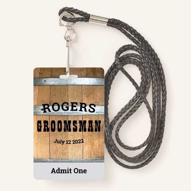Badge Baril Whiskey Personnalisé Groomsman Rustique (Devant avec lanière)