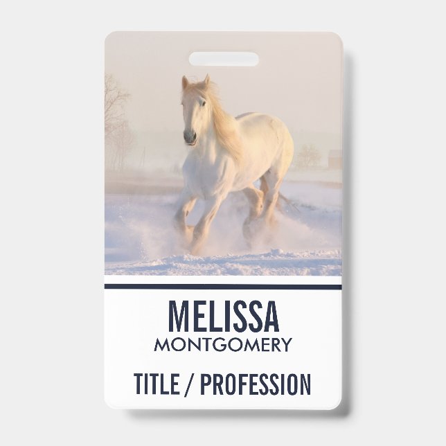 Badge Beau Cheval Blanc Galopant dans la Neige (Avant)