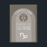 Badge Capricorn Personnalisé Anniversaire Zodiac - Desig<br><div class="desc">Personnalisez ce bouton avec une date de naissance et un nom. Un design personnalisé avec le signe zodiaque - Capricorne - plus traits de personnalité, information et constellation. Personnalisez cette bougie d'anniversaire avec un nom et une date de naissance. Un design d'anniversaire personnalisé avec le signe zodiaque - Capricorne -...</div>
