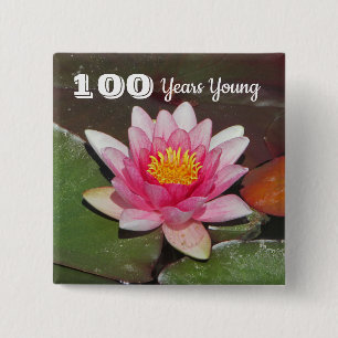 Badge Carré 5 Cm 100 Anniversaire Jeune Pink Water Lily Flower