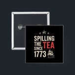 Badge Carré 5 Cm 4 juillet Spilling Le Thé Depuis 1773 Patriotique<br><div class="desc">4 juillet Déverser Le Thé Depuis 1773 Patriotique Américain Fier</div>
