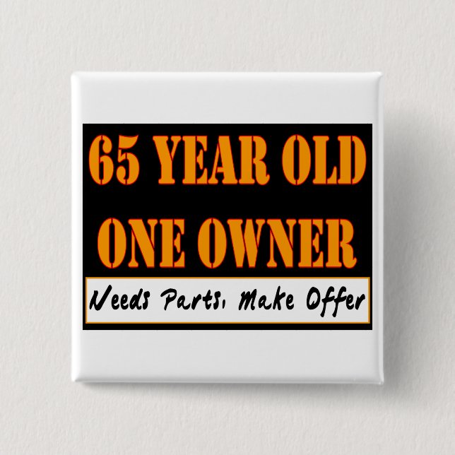 Badge Carré 5 Cm 65 ans, un propriétaire - les pièces des besoins, (Devant)