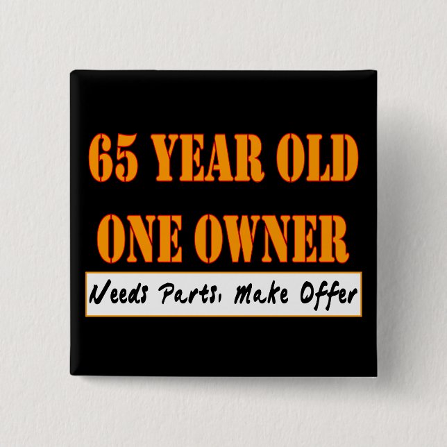 Badge Carré 5 Cm 65 ans, un propriétaire - les pièces des besoins, (Devant)