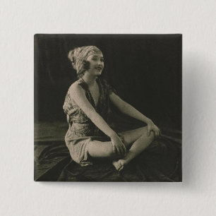 Badge Carré 5 Cm Aimez une pauvre femme de ménage assise Jambes cro