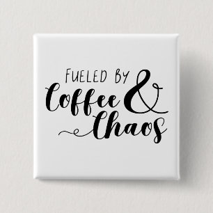 Badge Carré 5 Cm Alimenté Par Café & Chaos