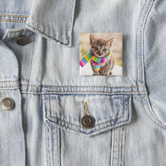 Badge Carré 5 Cm Animaux de bébés cutest | Tabby Kitten Écharpe arc (En situation)