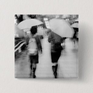 Badge Carré 5 Cm Asie, Japon, Tokyo. Jeunes femmes et parapluies.