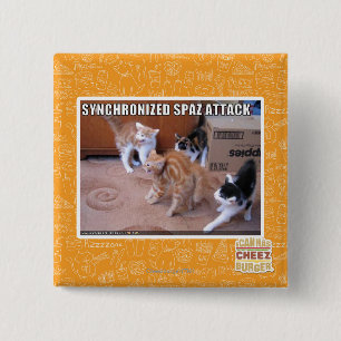 Badge Carré 5 Cm Attaque de Sychronized Spaz
