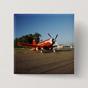 Badge Carré 5 Cm Avion F2G-1D Super Corsair lors d'un spectacle aér