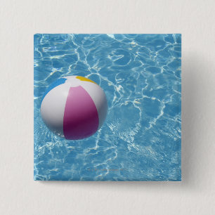 Badge Carré 5 Cm Ballon de plage dans la piscine