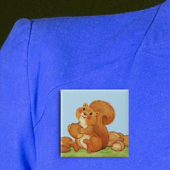 Badge Carré 5 Cm Belle noix d'écureuil adorable (Cute red squirrel licking his lips in grass with acorns under blue sky on square pin back button.)