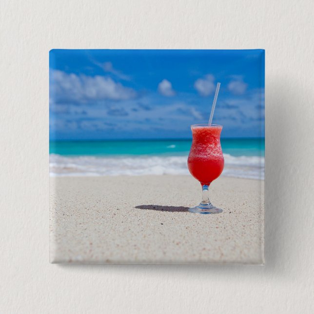Badge Carré 5 Cm Boisson de fraises rouges sur la plage de sable (Devant)