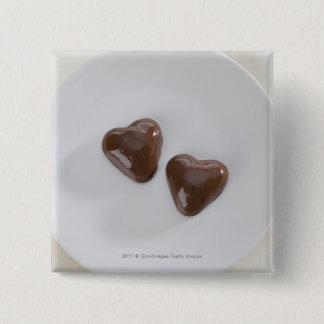 Badge Carré 5 Cm Bonbons au chocolat en forme de coeur d'un plat