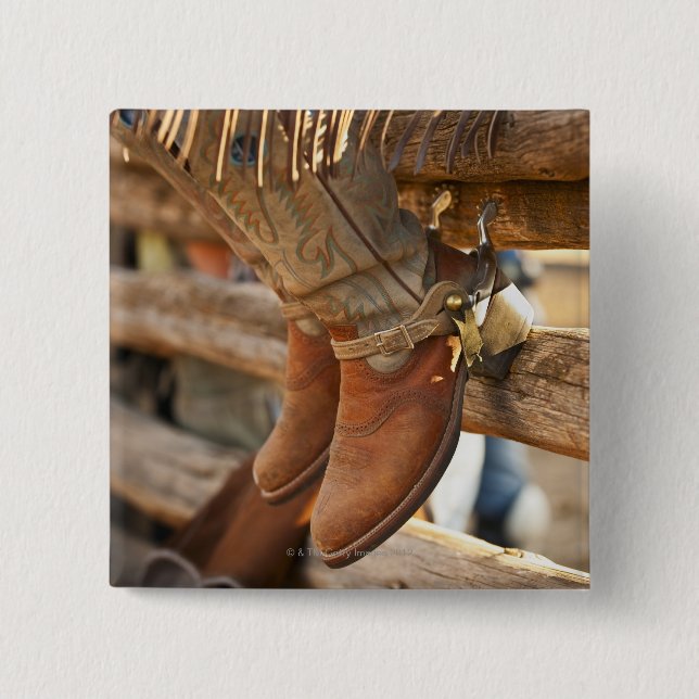 Badge Carré 5 Cm Bottes Cowboy sur la clôture 2 (Devant)