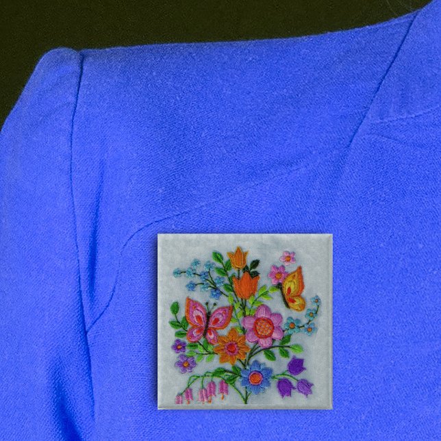 Badge Carré 5 Cm Bouquet de printemps Papillons (Bouquet pretty flowers with butterflies embroidery look on light grey square pin back button.)