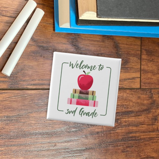 Badge Carré 5 Cm Bouton blanc Carré de retour à l'école de livres A (Red apple and books white square back-to-school button with grade level . )