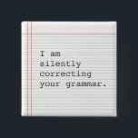 Badge Carré 5 Cm Bouton de correction de grammaire, papier carnet p<br><div class="desc">Bouton personnalisé amusant sur papier carnet. Je corrige silencieusement votre grammaire. Un grand cadeau pour l'enseignant ou cette grammaire spéciale nerd dans votre vie.</div>