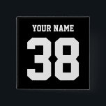 Badge Carré 5 Cm Bouton de coutume de sports nom et de nombre<br><div class="desc">Bouton personnalisé de nom et de nombre. Personnalisable "votre nom et nombre" embrayent. Changez les couleurs du texte,  des nombres ou de l'arrière - plan en utilisant l'outil de création en fonction du client. Grand bouton personnalisé pour des parents,  des joueurs ou des équipes de sports.</div>