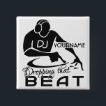Badge Carré 5 Cm Bouton de coutume du DJ<br><div class="desc">Le " DJ [YOURNAME] laissant tomber ce battement". Changez le gisement des textes en ce que vous voulez. Utilisant la "personnaliser il" fonction, vous peut également changer (éditer) la couleur d'arrière - plan de cet article, aussi bien qu'ajoute plus de texte si vous souhaitez. Voir le mon magasin pour plus...</div>
