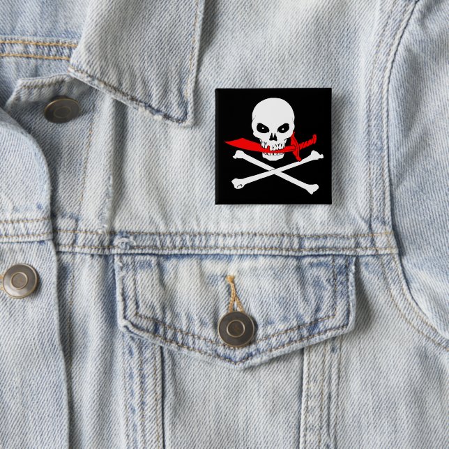 Badge Carré 5 Cm Bouton de jolly roger (sabre d'abordage) (En situation)