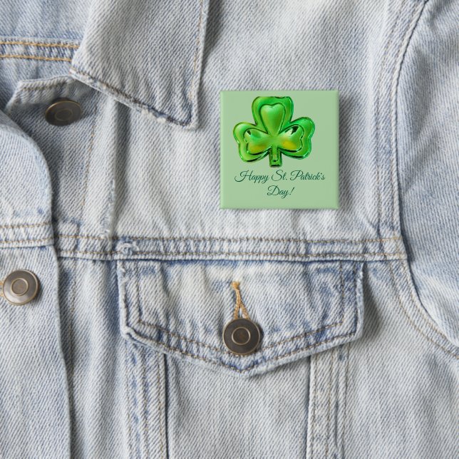 Badge Carré 5 Cm Bouton de la Saint-Patrick Trèfle (En situation)