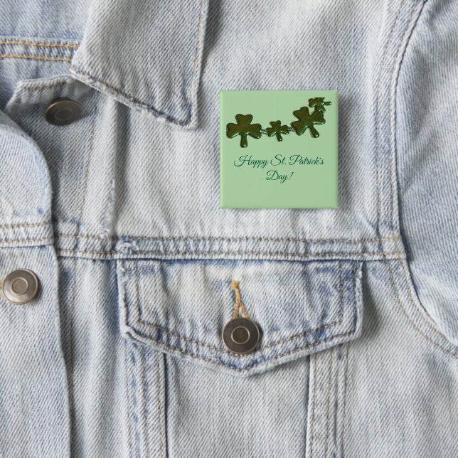 Badge Carré 5 Cm Bouton de la Saint-Patrick Trèfle (En situation)