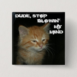 Badge Carré 5 Cm Bouton Kitty "MEC, ARRÊTE DE BLOQUER MON ESPRIT"