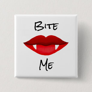 Badge Carré 5 Cm Bouton Lèvres rouges avec les doigts de vampire