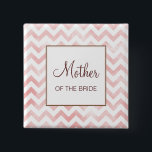 Badge Carré 5 Cm Bouton rose Chevron Mère de la mariée<br><div class="desc">Customisez ce bouton pour les membres de la fête de mariage — la mère/le père de la mariée/du marié.</div>
