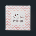 Badge Carré 5 Cm Bouton rose Chevron Mère de la mariée<br><div class="desc">Customisez ce bouton pour les membres de la fête de mariage — la mère/le père de la mariée/du marié.</div>