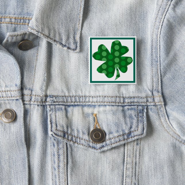Badge Carré 5 Cm Bouton Shamrock de point Polka vert (En situation)