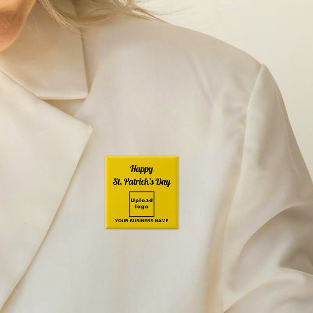Badge Carré 5 Cm Business Saint Patrick Salutation sur Carré jaune (Business name and logo with Happy Saint Patrick's Day greeting on yellow square button.)