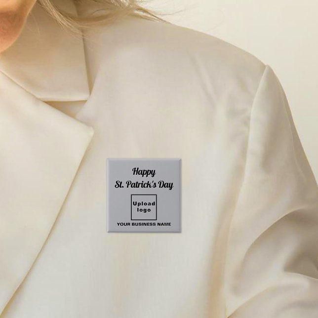 Badge Carré 5 Cm Business Saint Patrick Salutation sur le Carré gri (Business name and logo with Happy Saint Patrick's Day greeting on gray square button.)