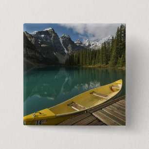 Badge Carré 5 Cm Canot garé à un quai le long du lac Moraine, Banff