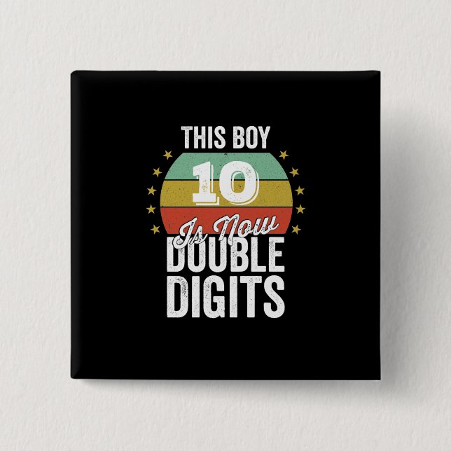 Badge Carré 5 Cm Ce garçon 10 est maintenant deux chiffres Annivers (Devant)