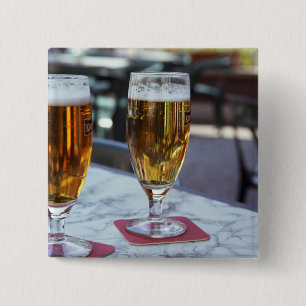 Badge Carré 5 Cm Chablis; deux bières fraîches à 42 degrés par une