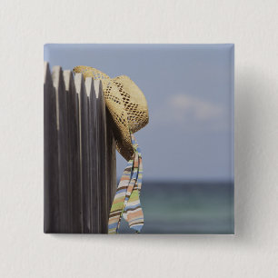 Badge Carré 5 Cm Chapeau de paille accrochant sur la barrière à l