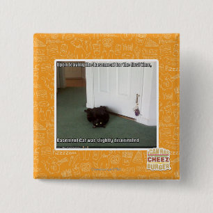 Badge Carré 5 Cm Chat de sous-sol, légèrement désorienté