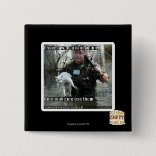 Badge Carré 5 Cm Chat et arme à feu humides