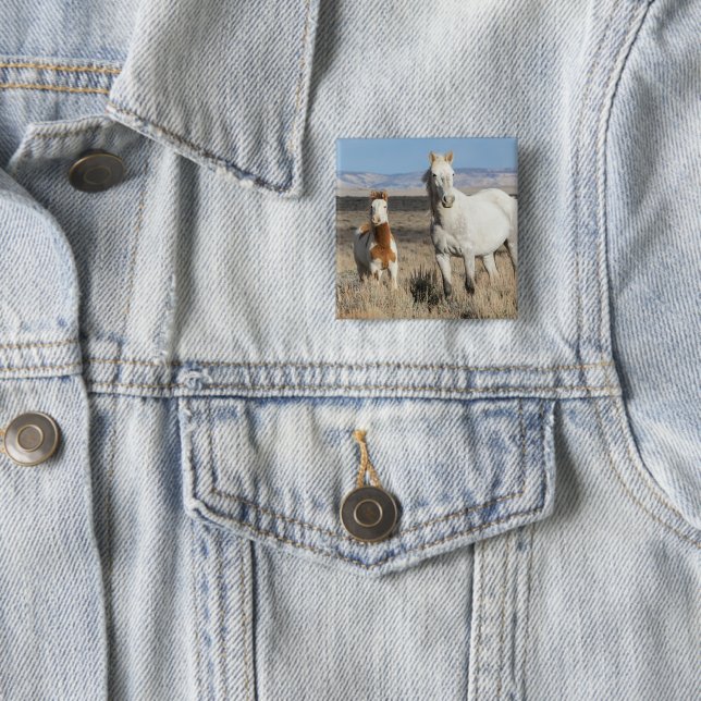 Badge Carré 5 Cm Chevaux sauvages chez eux dans le bassin de Sandwa (En situation)