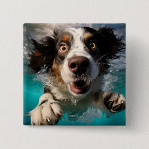 Badge Carré 5 Cm Chien Excité Nageant Sous L'eau Design