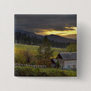 Badge Carré 5 Cm Ciel de coucher de soleil sur vignobles et cabane