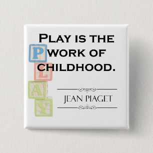 Badge Carré 5 Cm Citation de Piaget - le jeu est le travail de