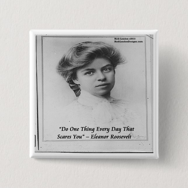 Badge Carré 5 Cm Citation d'Eleanor Roosevelt "Faites quelque chose (Devant)