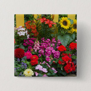 Badge Carré 5 Cm Clôture blanche avec jardin de fleurs en