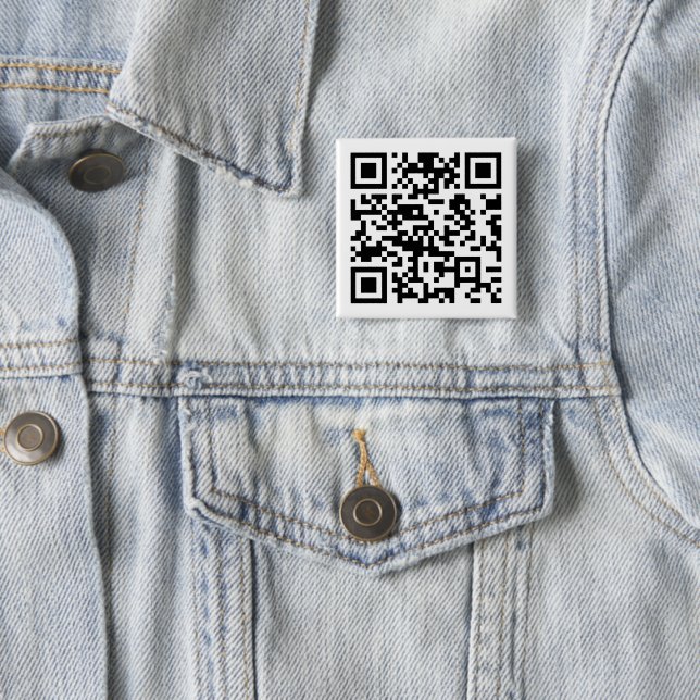Badge Carré 5 Cm Code QR créé instantanément (en entrant votre URL) (En situation)